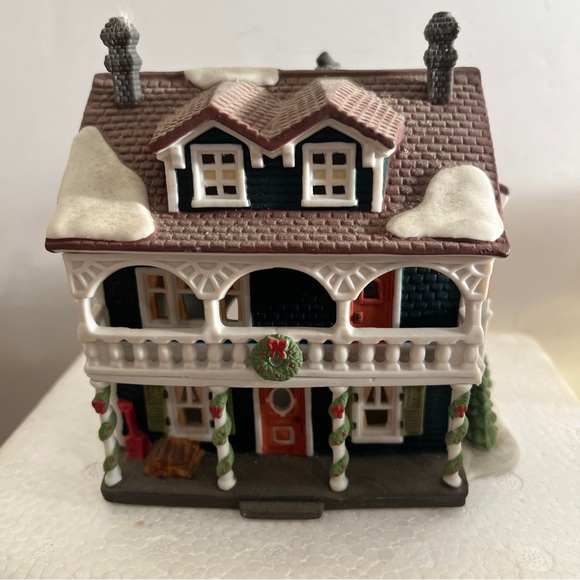 Department 56 New England Village Series Captains Cottage 1990 Christmas Village - Picture 11 of 11